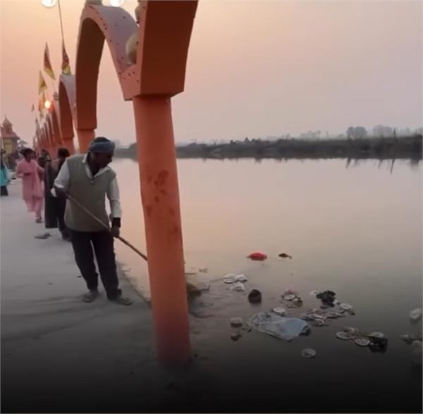 video of employee throwing garbage in ganga river goes viral