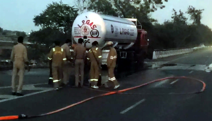 18 ਟਨ LPG ਲੈ ਕੇ ਨੇਪਾਲ ਜਾ ਰਹੇ ਟੈਂਕਰ ''ਚ ਹੋਇਆ ਲੀਕ, ਹਾਈਵੇਅ ''ਤੇ ਲੱਗਾ ਭਾਰੀ ਜਾਮ