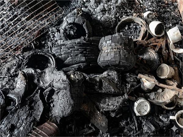 pizza hut catches fire  employees run away to save lives