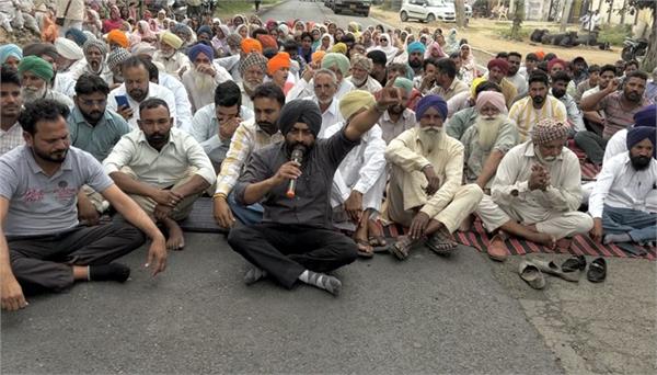 victim  s family blocks jakhal patiala road to arrest baljinder singh killers