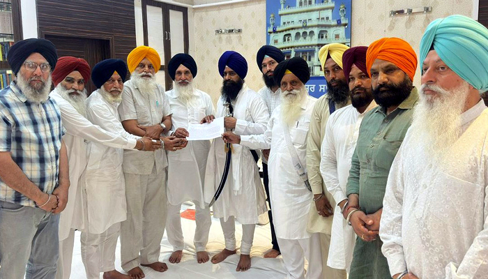 ਸੁਖਬੀਰ ਬਾਦਲ ਨੂੰ ਮੁੜ ਤਲਬ ਕਰਨ ਲਈ ਸ਼੍ਰੋਮਣੀ ਕਮੇਟੀ ਮੈਂਬਰਾਂ ਨੇ ਜਥੇਦਾਰ ਨੂੰ ਸੌਂਪਿਆ ਮੰਗ ਪੱਤਰ