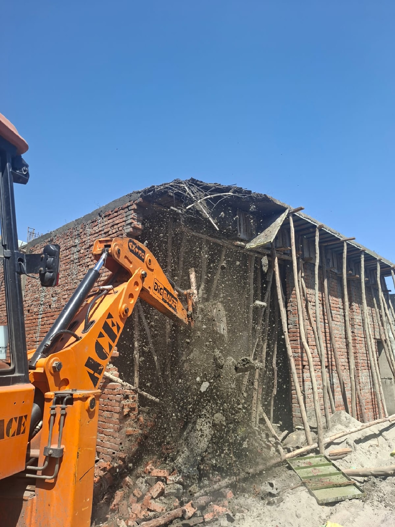 ਲੁਧਿਆਣਾ ''ਚ ਨਗਰ ਨਿਗਮ ਦਾ ਚੱਲਿਆ ''ਪੀਲਾ ਪੰਜਾ'', ਗੈਰ-ਕਾਨੂੰਨੀ ਕਾਲੋਨੀ ਸਮੇਤ 8 ਉਸਾਰੀਆਂ ਢਾਹੀਆਂ