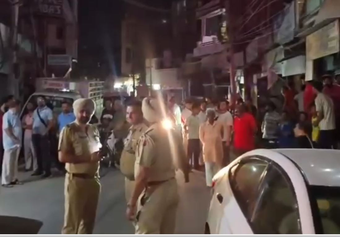 ਵੱਡੀ ਖਬਰ : ਗੁਰਦਾਸਪੁਰ ਦੇ ਬਾਜ਼ਾਰ ''ਚ ਮਿਲੀ ਬੰਬਨੁਮਾ ਚੀਜ਼ ! ਪਈਆਂ ਭਾਜੜਾਂ, ਪੁਲਸ ਨੇ ਇਲਾਕਾ ਕਰ ''ਤਾ ਸੀਲ