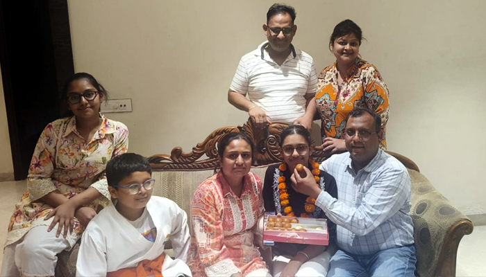 ਇਨੋਸੈਂਟ ਹਾਰਟਸ ਸਕੂਲ ਦੀ ਇਸ਼ਾਨਵੀ ਨੇ ਮਾਰੀ ਵੱਡੀ ਮੱਲ: CBSE 10ਵੀਂ ਦੇ ਨਤੀਜਿਆਂ ''ਚੋਂ ਹਾਸਲ ਕੀਤੇ 99.4% ਅੰਕ