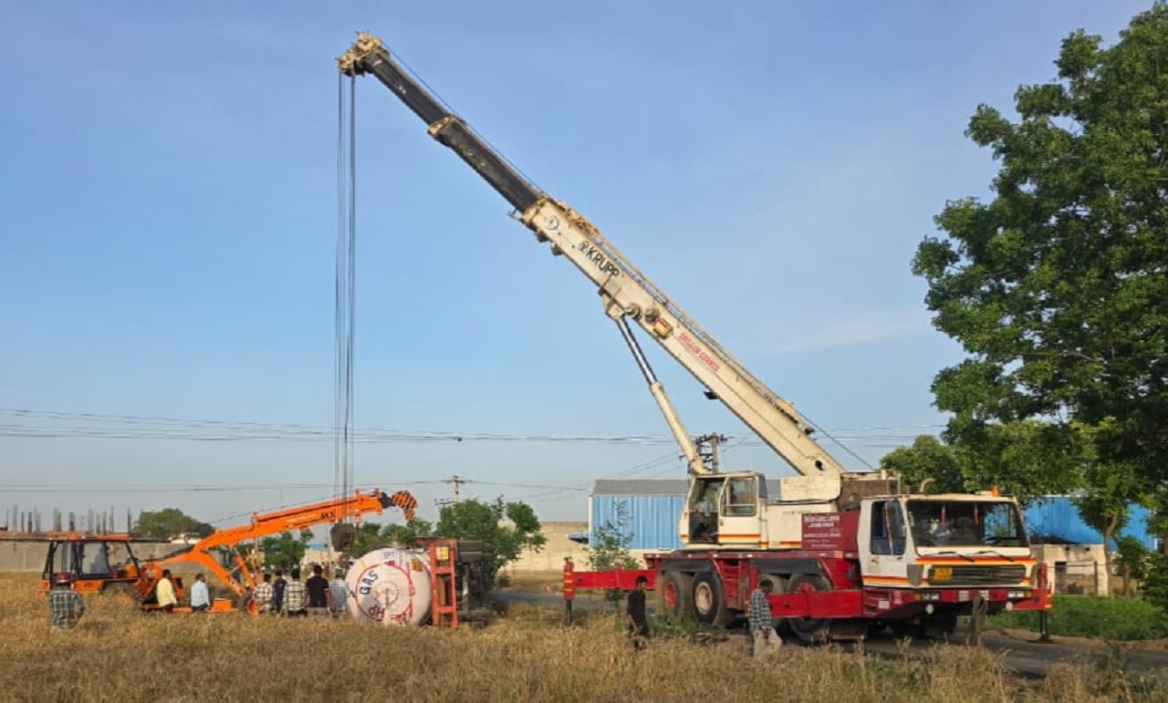 ਵੱਡਾ ਹਾਦਸਾ ਟਲਿਆ: ਡੇਹਲੋਂ ਨੇੜੇ 18 ਟਨ ਗੈਸ ਨਾਲ ਭਰਿਆ ਟੈਂਕਰ ਪਲਟਿਆ, ਇਲਾਕੇ ''ਚ ਦਹਿਸ਼ਤ ਦਾ ਮਾਹੌਲ