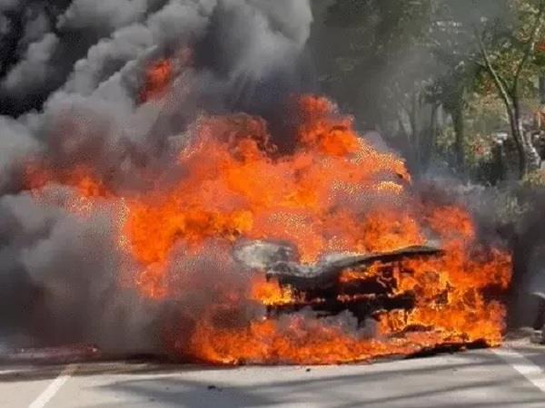 a moving bmw caught fire
