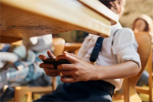 no more taking smartphones to school