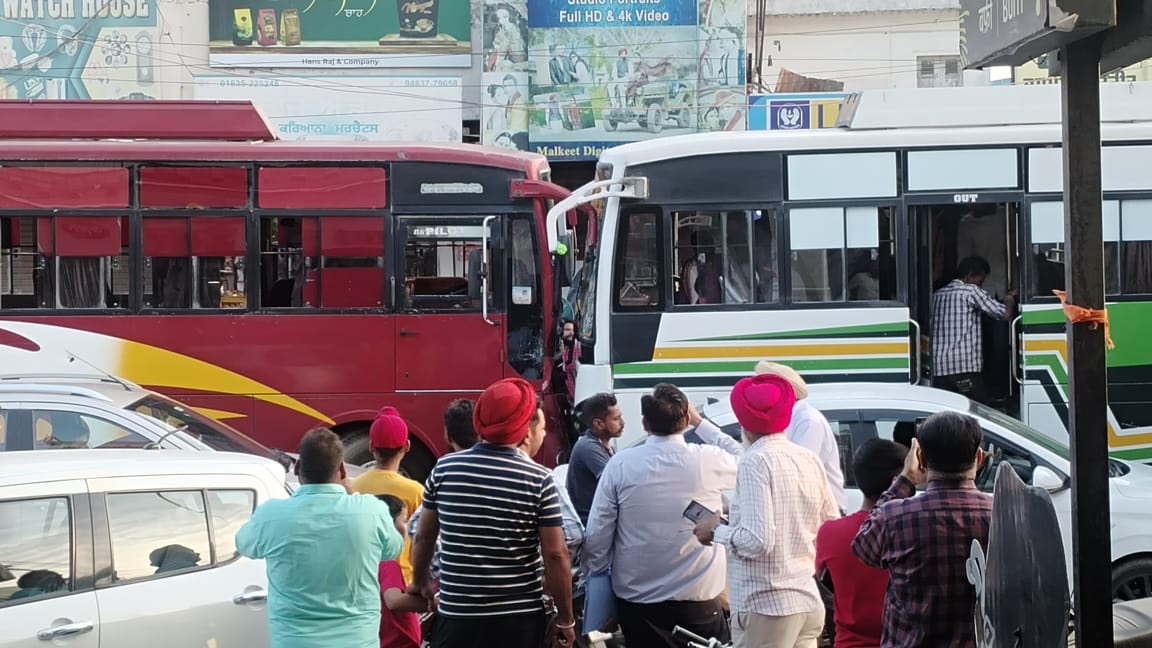 ਕੋਟਕਪੂਰਾ ''ਚ ਭਿਆਨਕ ਹਾਦਸਾ: ਬੱਸ ਡਰਾਈਵਰ ਨੂੰ ਪਿਆ ਦੌਰਾ, ਆਹਮੋ-ਸਾਹਮਣੇ ਭਿੜੀਆਂ ਦੋ ਬੱਸਾਂ