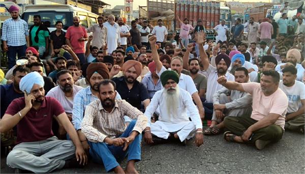 two factions clash over the presidency of the truck union in bhawanigarh