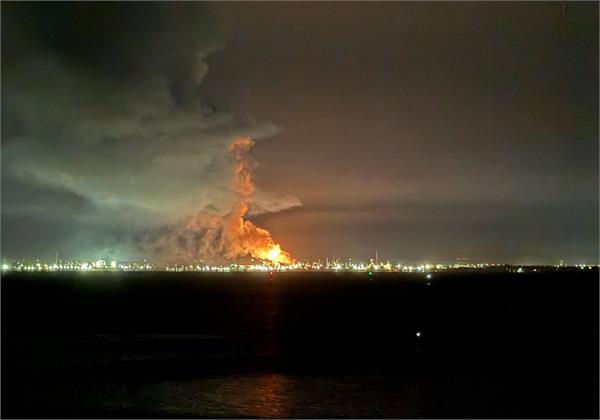 massive fire breaks out at one of only two oil refineries in australia