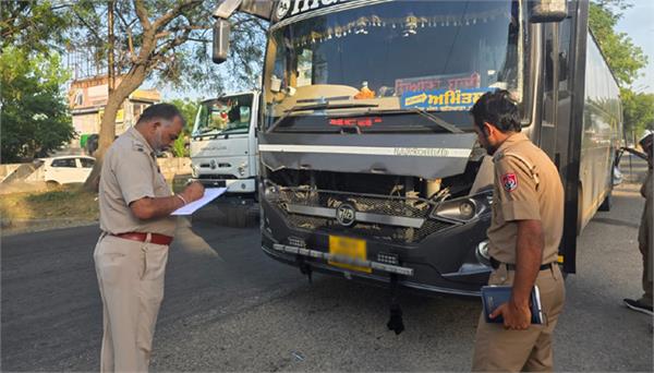 bus driver hits broken e rickshaw parked on the roadside