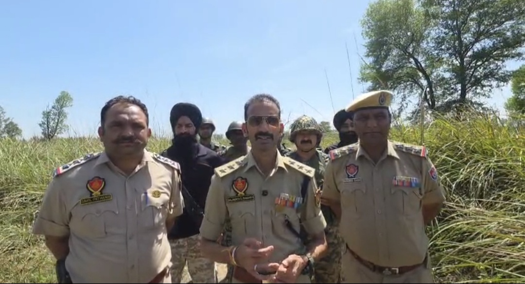 ਦੀਨਾਨਗਰ ''ਚ ਵੱਡੀ ਕਾਰਵਾਈ: ਬੀ.ਐੱਸ.ਐੱਫ. ਤੇ ਪੰਜਾਬ ਪੁਲਸ ਨੇ ਸਰਹੱਦੀ ਪਿੰਡਾਂ ''ਚ ਚਲਾਇਆ ਸਾਂਝਾ ਸਰਚ ਆਪ੍ਰੇਸ਼ਨ