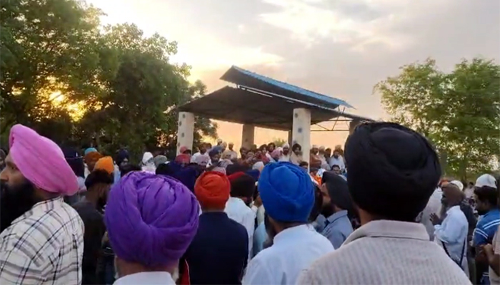 ਮੈਣ ਮਾਜਰੀ ''ਚ ਸੋਗ ਦੀ ਲਹਿਰ, ਇੱਕੋ ਸਮੇਂ 6 ਲਾਸ਼ਾਂ ਦਾ ਕੀਤਾ ਗਿਆ ਅੰਤਿਮ ਸੰਸਕਾਰ