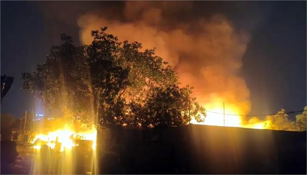 fire breaks out near sikanderpur metro station in gurugram