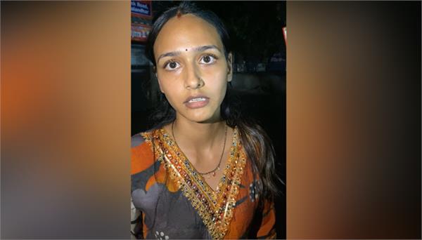 robber flees after robbing female employee of jewellery showroom