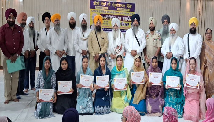 ਬੀਬੀ ਕੌਲਾਂ ਜੀ ਫ੍ਰੀ ਐਜੂਕੇਸ਼ਨ ਸੈਂਟਰ ਵਿਖੇ 44ਵੇਂ ਬੈਚ ਦੀਆਂ ਲੜਕੀਆਂ ਨੂੰ ਵੰਡੇ ਸਰਟੀਫਿਕੇਟ