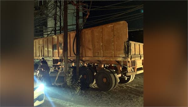 uncontrolled truck collides with high voltage wires