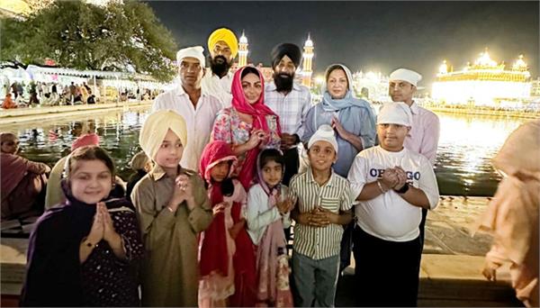 actress neeru bajwa paid obeisance at sri harmandir sahib