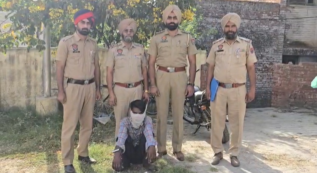 ਦੀਨਾਨਗਰ ਪੁਲਸ ਨੂੰ ਮਿਲੀ ਵੱਡੀ ਸਫਲਤਾ: ਭੈਣ ਦੇ ਸੋਗ ''ਚ ਗਏ ਸਰਪੰਚ ਦੇ ਪਿੱਛੋਂ ਘਰ ਸਾਫ਼ ਕਰਨ ਵਾਲਾ ਚੋਰ ਕਾਬੂ
