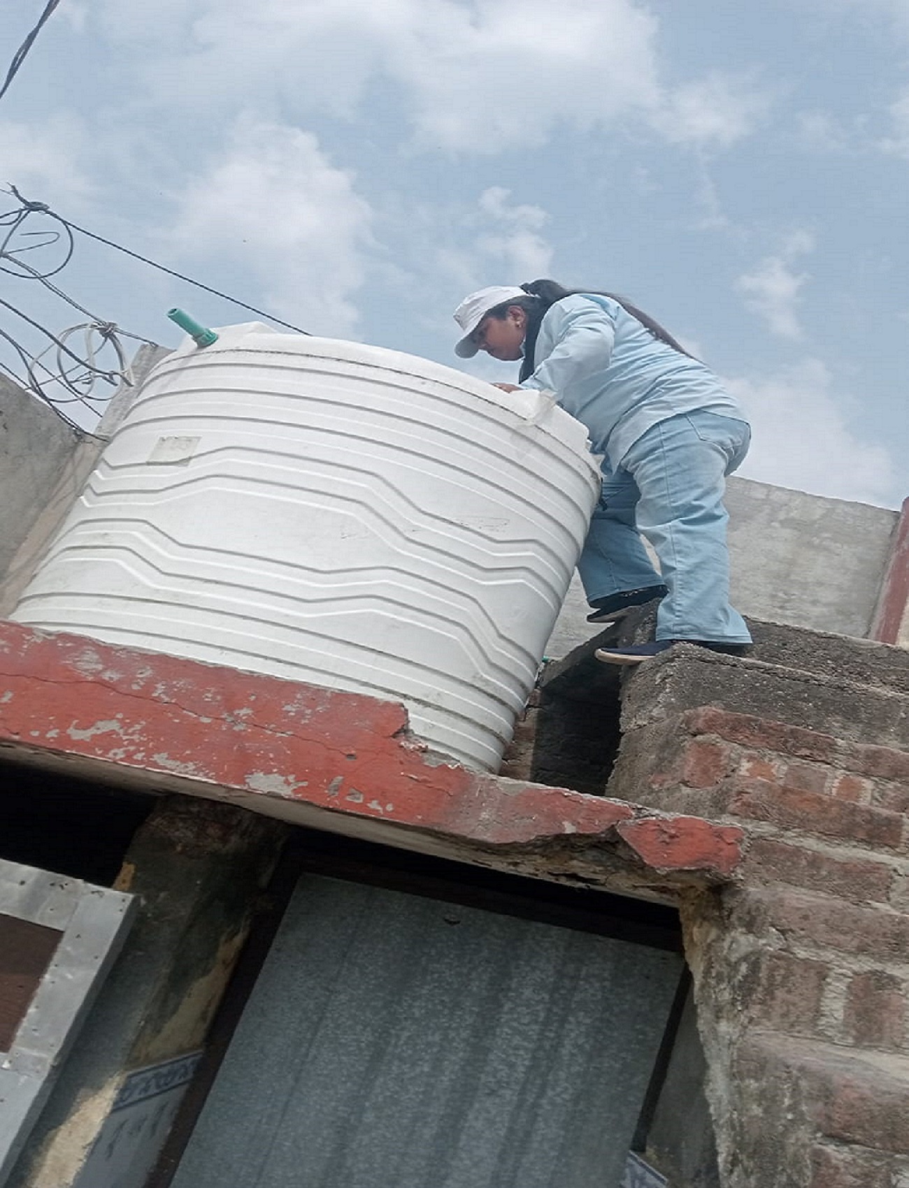 ਡੇਂਗੂ ਤੇ ਚਿਕਨਗੁਨੀਆ ਨੂੰ ਹਰਾਉਣ ਲਈ ਹੁਸ਼ਿਆਰਪੁਰ ਪ੍ਰਸ਼ਾਸਨ ਨੇ ਖਿੱਚੀ ਤਿਆਰੀ, ਘਰ-ਘਰ ਜਾ ਕੇ ਲੋਕ ਕੀਤੇ ਜਾਗਰੂਕ