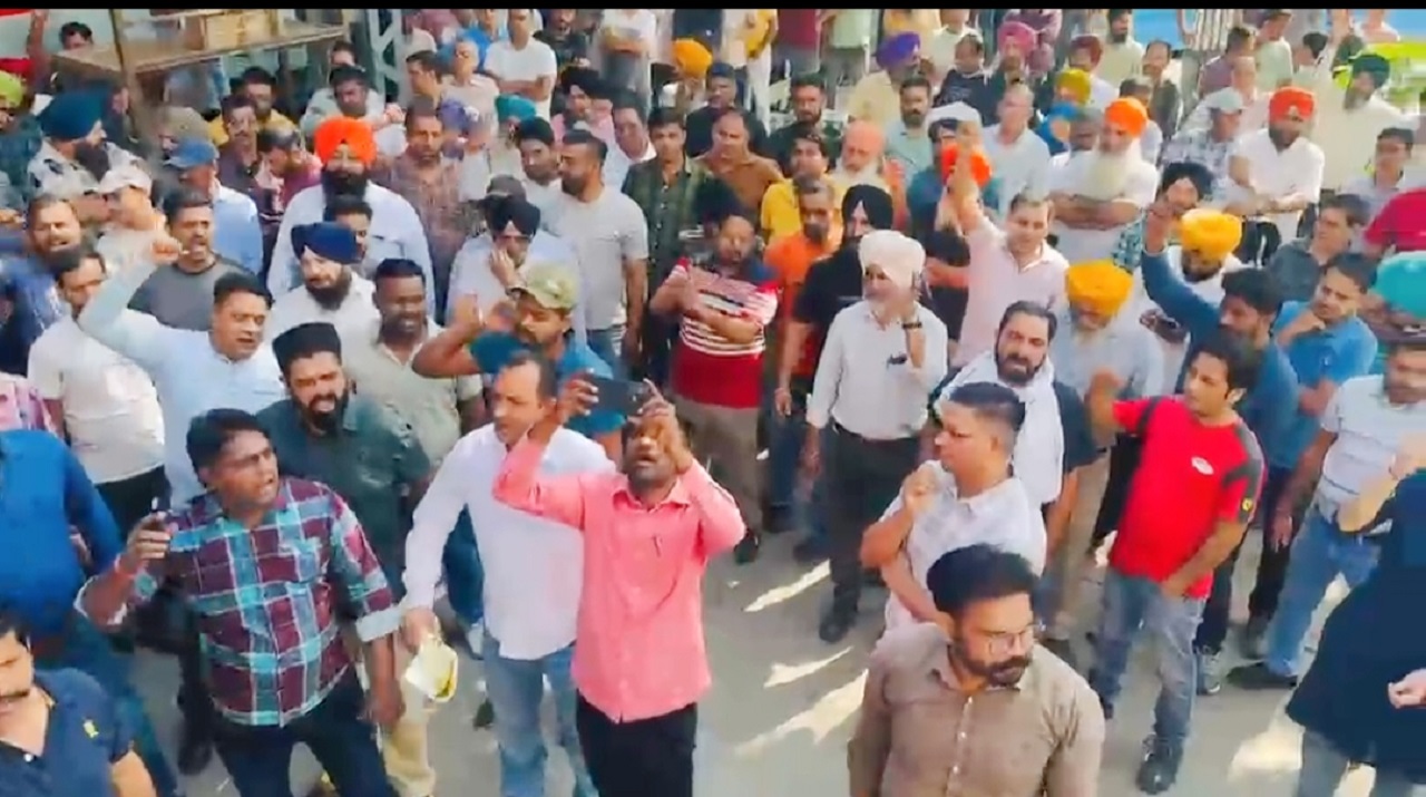 ਆਰ. ਸੀ. ਐੱਫ. ਪ੍ਰਸ਼ਾਸਨ ਦੀ ਮਾੜੀ ਮੈਨੇਜਮੈਂਟ ਤੇ ਗ਼ਲਤ ਨੀਤੀਆਂ ਖ਼ਿਲਾਫ਼ ਇੰਪਲਾਈਜ਼ ਯੂਨੀਅਨ ਨੇ ਖੋਲ੍ਹਿਆ ਮੋਰਚਾ