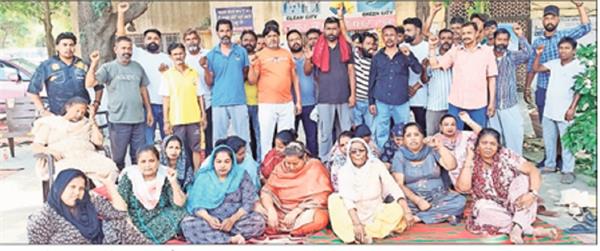 municipal council employees raise their voice in support of demands