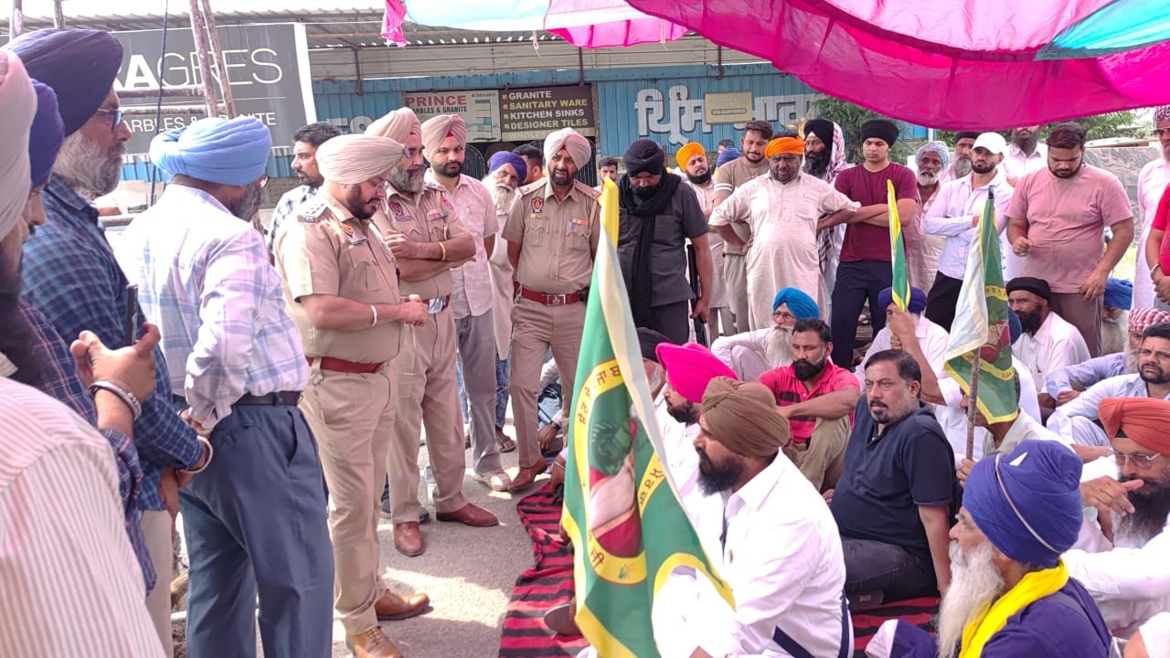 ਬੇਗੋਵਾਲ ਕਤਲ ਕਾਂਡ: ਕਾਤਲ ਦੀ ਗ੍ਰਿਫ਼ਤਾਰੀ ਨਾ ਹੋਣ ''ਤੇ ਭੜਕਿਆ ਪਰਿਵਾਰ, ਬੇਗੋਵਾਲ-ਟਾਂਡਾ ਰੋਡ ''ਤੇ ਲਾਇਆ ਧਰਨਾ