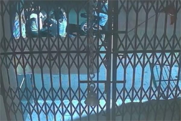 robbers rob a person at gunpoint on sodhal road