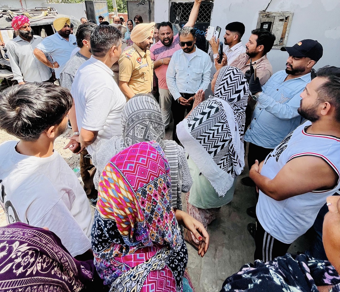 ਜਲੰਧਰ ''ਚ ਲੋਕਾਂ ਦੇ ਰੋਸ ਅੱਗੇ ਝੁਕਿਆ ਪ੍ਰਸ਼ਾਸਨ: ਰਿਹਾਇਸ਼ੀ ਇਲਾਕੇ ''ਚ ਖੁੱਲ੍ਹ ਰਿਹਾ ਸ਼ਰਾਬ ਦਾ ਠੇਕਾ ਕਰਵਾਇਆ ਬੰਦ