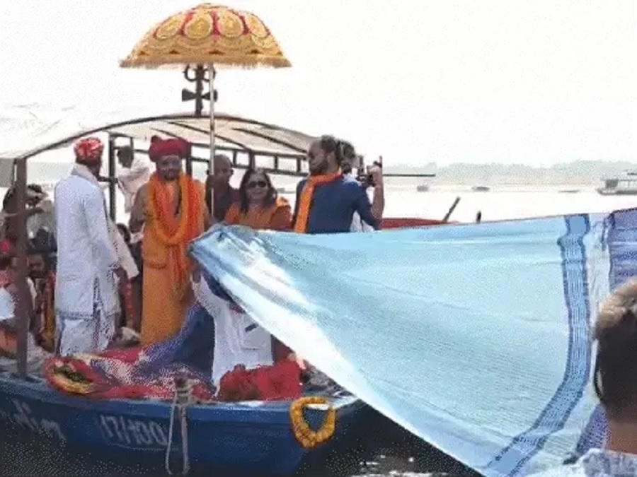 ਅਯੁੱਧਿਆ ''ਚ ਮਾਂ ਗੰਗਾ ਦਾ ਅਲੌਕਿਕ ਰੂਪ: 5100 ਸਾੜੀਆਂ ਦੀ ਚੁੰਨੀ ਨਾਲ ਸ਼ਿੰਗਾਰ, 501 ਲੀਟਰ ਦੁੱਧ ਨਾਲ ਅਭਿਸ਼ੇਕ!