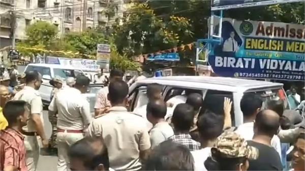 saugat roy  protestor  thief  eggs thrown car