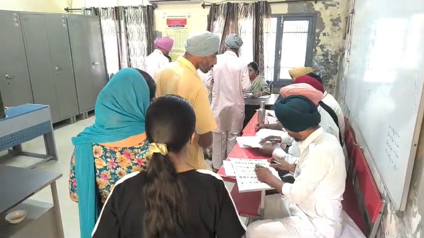 ਬਰਨਾਲਾ ਨਗਰ ਨਿਗਮ ਚੋਣਾਂ ਲਈ ਵੋਟਿੰਗ ਸ਼ੁਰੂ