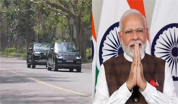 only 2 vehicles pm modi convoy