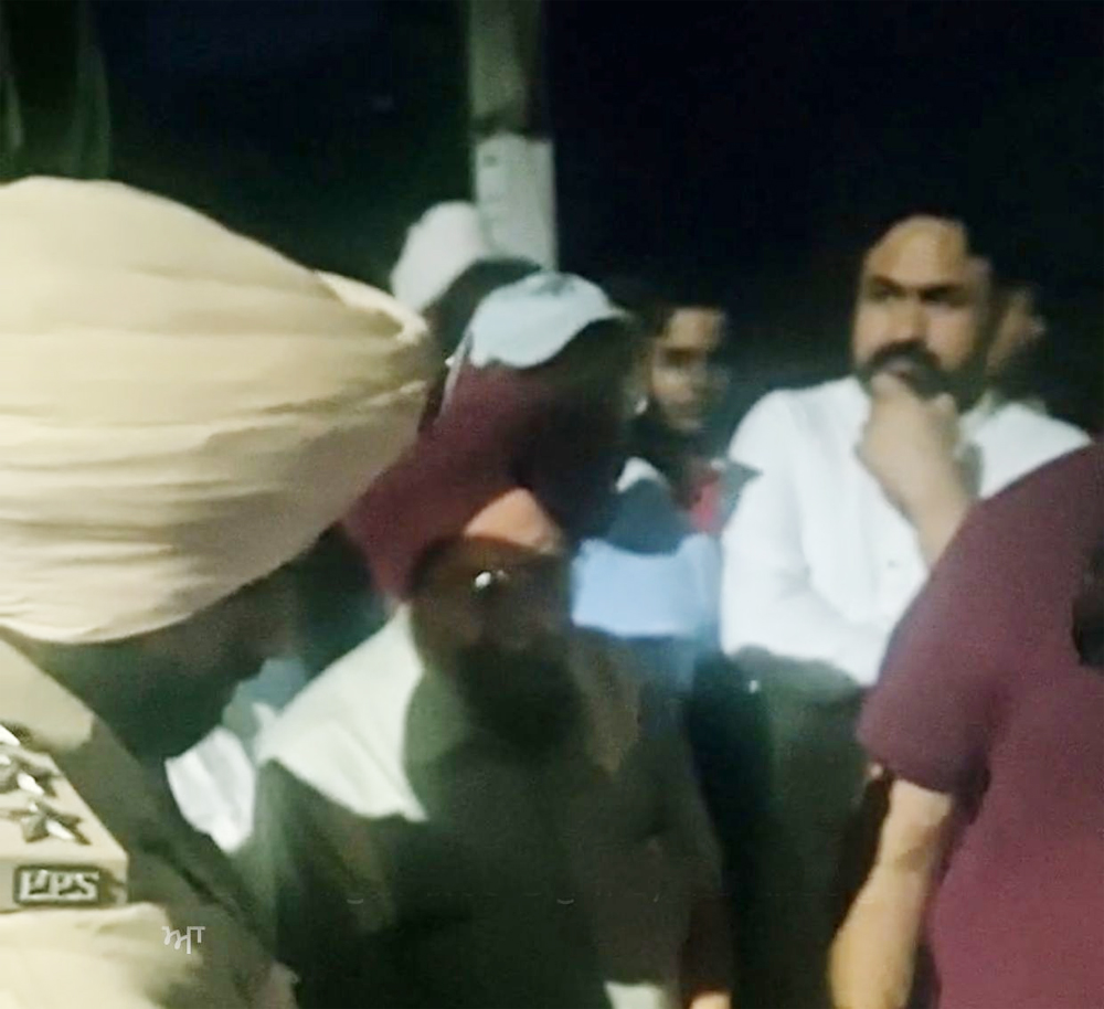 ਬਠਿੰਡਾ ''ਚ ਵੋਟਿੰਗ ਤੋਂ ਪਹਿਲਾਂ ਮਾਹੌਲ ਤਣਾਅਪੂਰਨ, ਗੋਲੀਆਂ ਚਲਾਉਣ ਦੇ ਦੋਸ਼