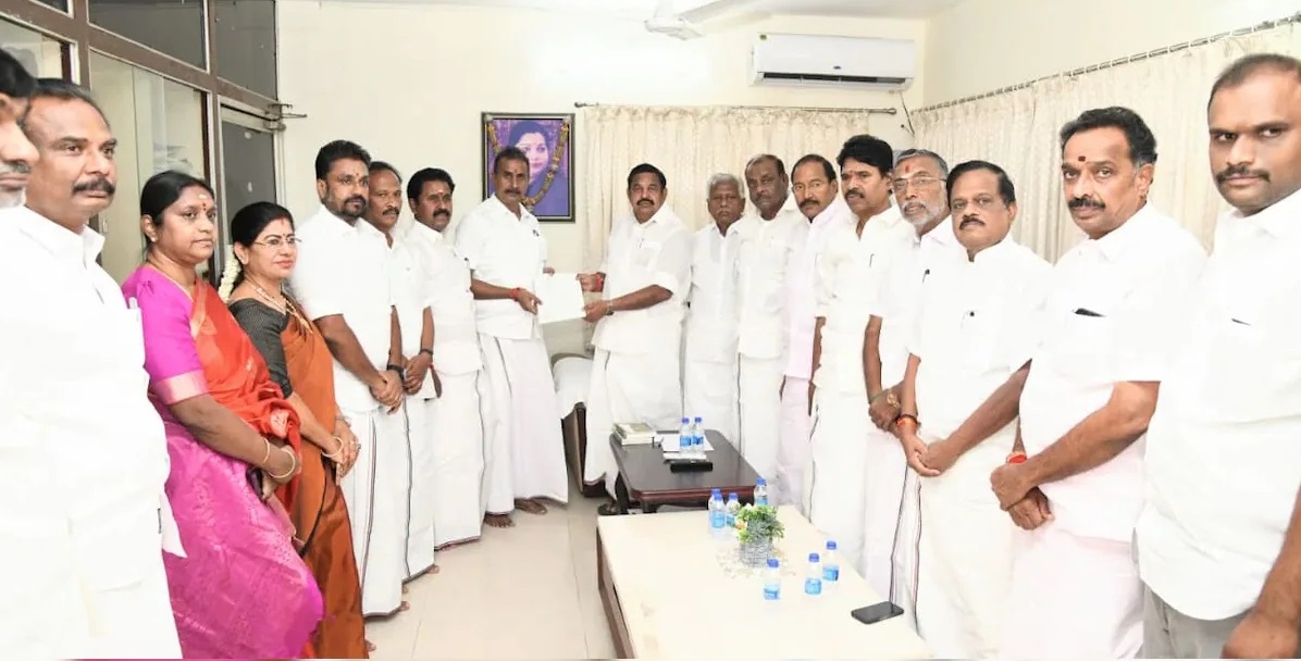AIADMK ''ਚ ਅੰਦਰੂਨੀ ਕਲੇਸ਼ ਖ਼ਤਮ ! ਵਿਰੋਧੀ ਧੜਿਆਂ ''ਚ ਹੋਈ ਸੁਲ੍ਹਾ