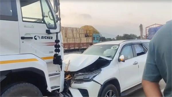 bjp mp  hemant swara  car accident