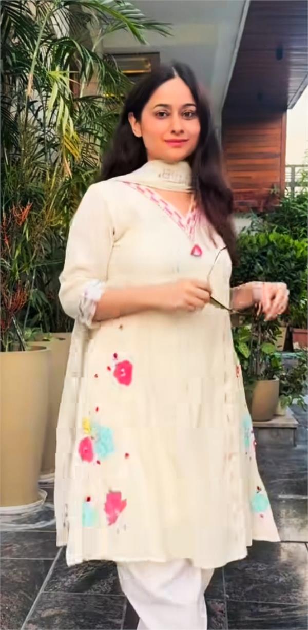 young women  white suits  summer weather