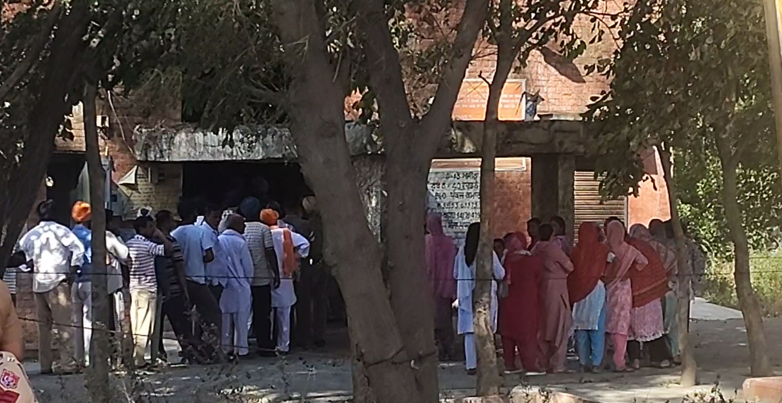 ਮਜੀਠਾ ਨਗਰ ਕੌਂਸਲ ਚੋਣਾਂ ''ਚ ਵੋਟਰਾਂ ਦਾ ਭਾਰੀ ਉਤਸ਼ਾਹ, ਵਾਰਡ 6 ਤੇ 13 ਦੇ ਬੂਥਾਂ ''ਤੇ ਲੱਗੀਆਂ ਕਤਾਰਾਂ