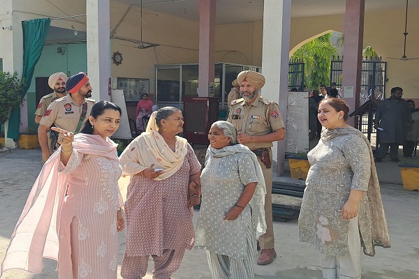ਮਾਨਸਾ ''ਚ ਸ਼ਾਂਤੀਪੂਰਨ ਤਰੀਕੇ ਨਾਲ ਪੈ ਰਹੀਆਂ ਵੋਟਾਂ, ਪੋਲਿੰਗ ਬੂਥਾਂ ''ਤੇ ਲੱਗੀਆਂ ਲੰਬੀਆਂ ਲਾਈਨਾਂ