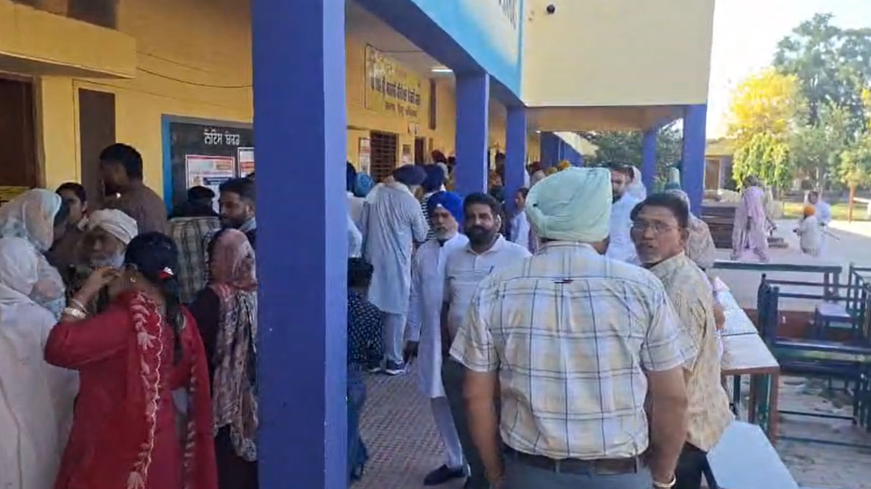 ਰਮਦਾਸ ਨਗਰ ਕੌਂਸਲ ਚੋਣਾਂ ਦੌਰਾਨ 11 ਵਾਰਡਾਂ ''ਚ ਸ਼ਾਂਤੀਪੂਰਵਕ ਵੋਟਿੰਗ ਜਾਰੀ, SDM ਨੇ ਲਿਆ ਜਾਇਜ਼ਾ