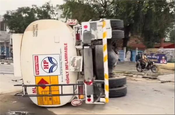 oil tanker crashes into divider at purana shala