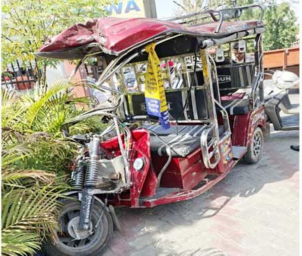 speeding bus hits e rickshaw  one dead  one injured