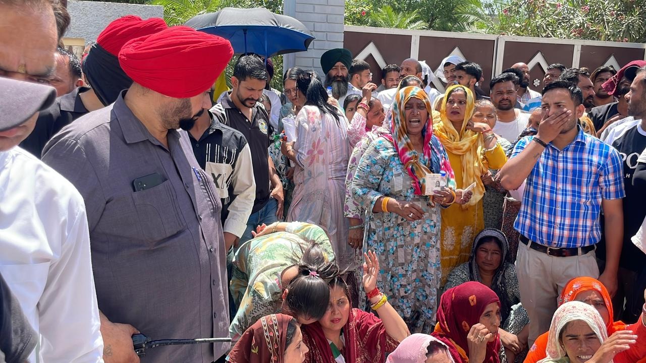 ਖੰਨਾ ''ਚ ਵੋਟਾਂ ਕੱਟਣ ਨੂੰ ਲੈ ਕੇ ਹੰਗਾਮਾ, ਲੋਕਾਂ ਨੇ ਪੋਲਿੰਗ ਬੂਥ ਬਾਹਰ ਲਾਇਆ ਧਰਨਾ