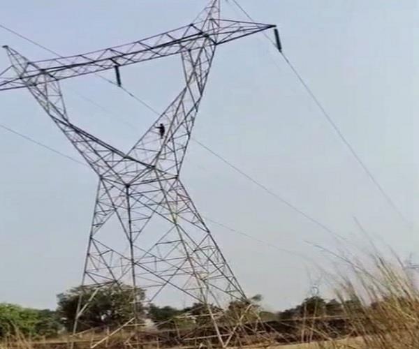 wife  husband  mobile tower  police