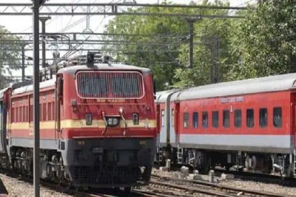ਗਾਰਡ ਨੂੰ ਨਹੀਂ ਮਿਲੀ ਕੁਰਸੀ ਤਾਂ ਰੋਕ ਦਿੱਤੀ Train ! ਫਿਰ ਜੋ ਹੋਇਆ...