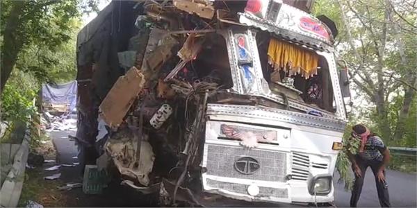 truck and 18 wheeler trailer collide in a horrific collision  driver dies