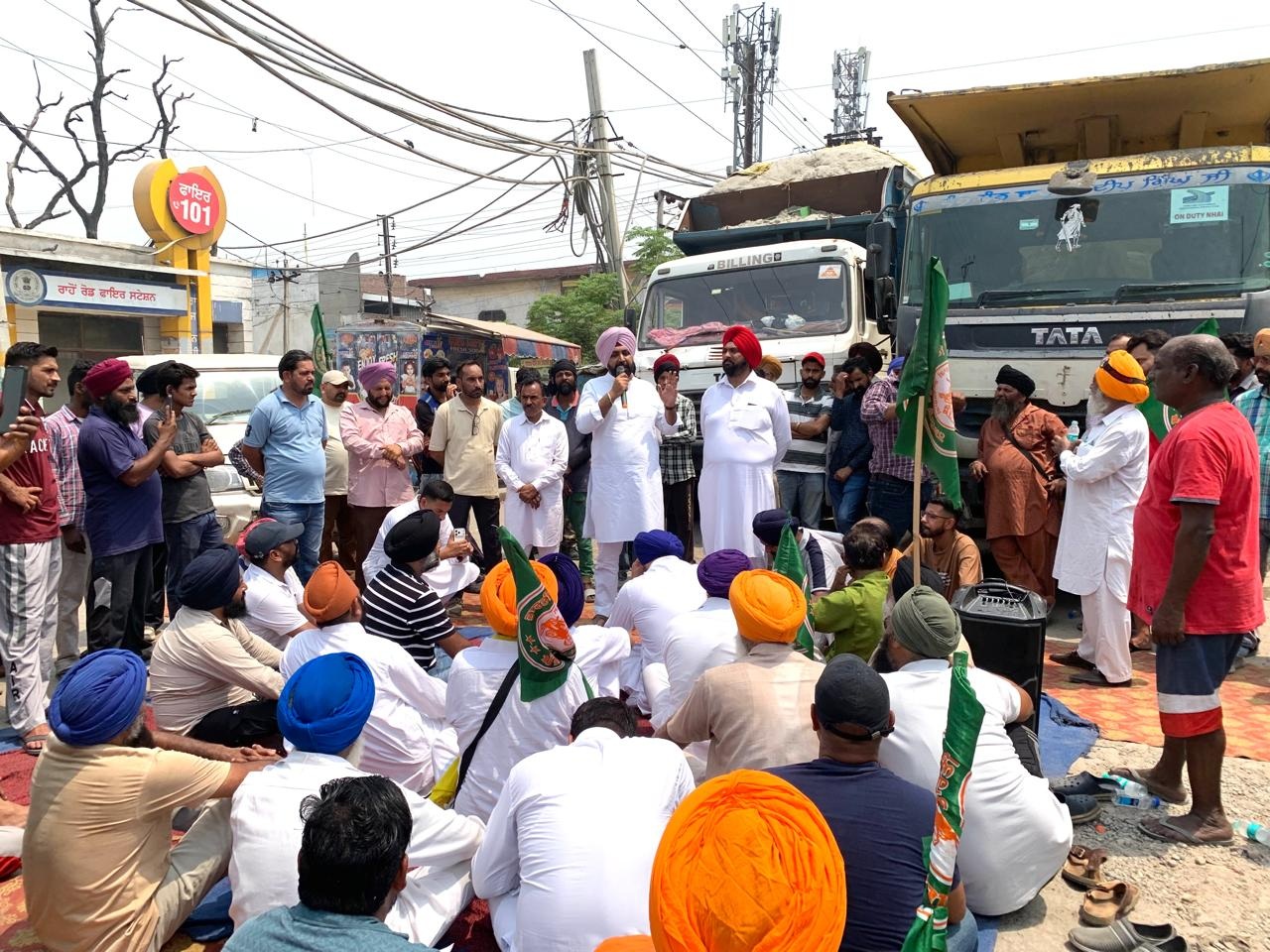 ਸੜਕ ਦੀ ਖਸਤਾ ਹਾਲਤ ਵਿਰੁੱਧ ਇਲਾਕਾ ਵਾਸੀਆਂ ਨੇ ਲਾਇਆ ਧਰਨਾ