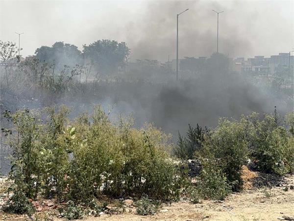 massive fire breaks out in junk piles in qazi mandi
