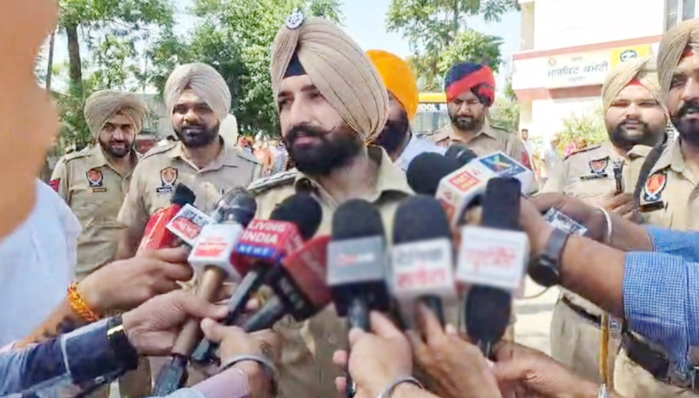 ਵੱਡੀ ਖ਼ਬਰ : ਚੋਣਾਂ ਦੌਰਾਨ ਹੋ ਗਿਆ ਭਾਰੀ ਹੰਗਾਮਾ, ਪੁਲਸ ਸਾਹਮਣੇ ਹੀ ਝੜਪ (ਵੀਡੀਓ)