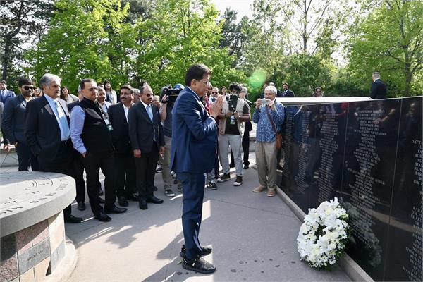 piyush goyal pays tribute